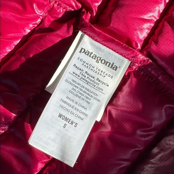 Patagonia Fiona long quilted down hooded jacket burgundy/dark current size small - Picture 9 of 11